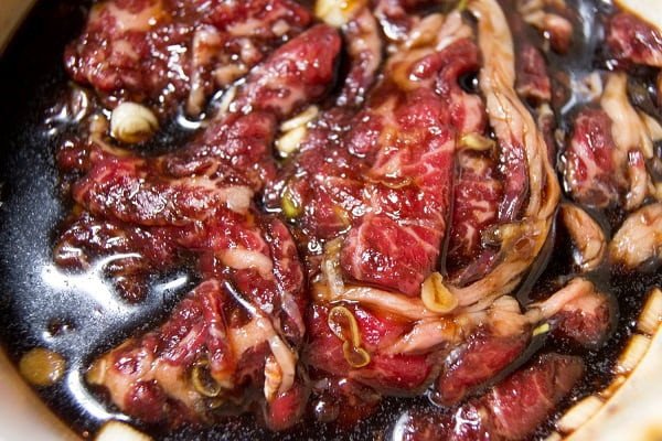 Thịt bò sẫm màu, mềm mại, thớ thịt nhỏ, mỡ vàng và cứng mới là thịt chất lượng cao