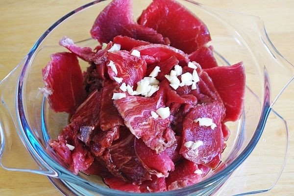 Thịt bò thăn được ướp gia vị đậm đà trước khi xào phở mềm