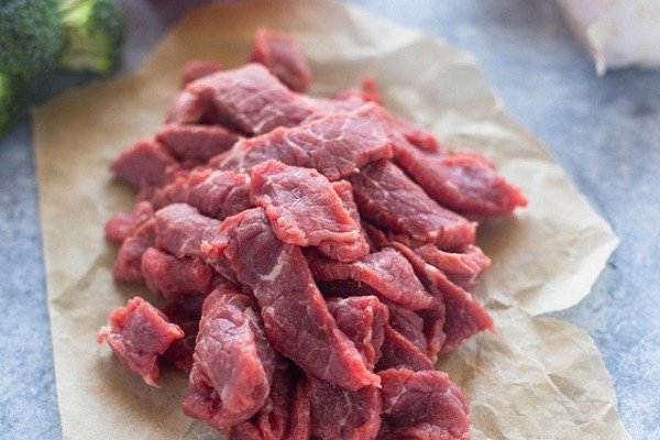 Thịt bò tươi và rau đay chuẩn bị cho món canh giải nhiệt