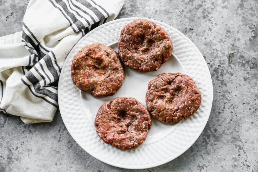 Thịt bò và thịt heo xay nhuyễn tạo hình nhân bánh hamburger