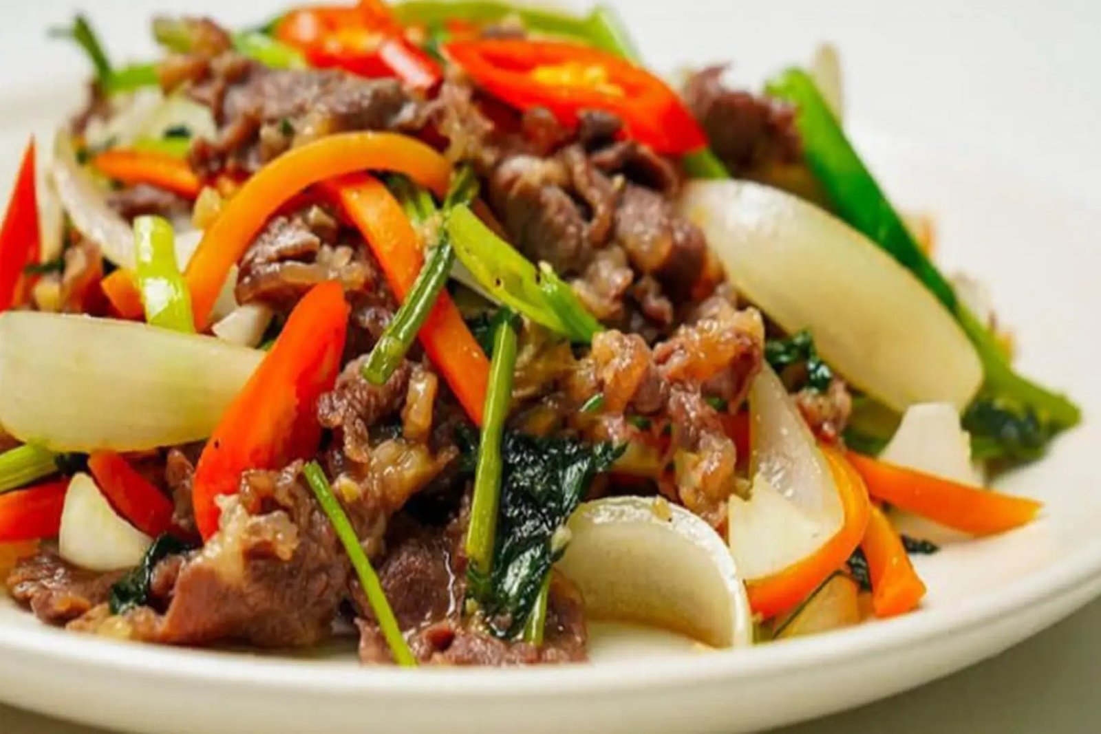 Thịt bò xào cần tây và hành tây thơm lừng