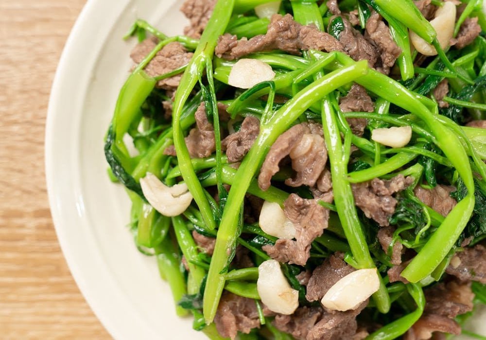 Thịt bò xào rau muống xanh mướt, đĩa đầy đặn