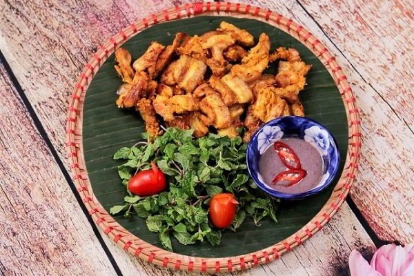 Thịt cá lăng nướng riềng mẻ đậm đà, hấp dẫn trên bếp than