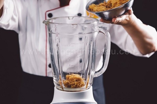 Thịt chà bông được làm tơi xốp, sẵn sàng kết hợp với trứng muối tạo nhân bánh trung thu độc đáo.