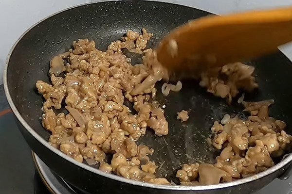 Thịt chim bồ câu được xào khô ráo, thơm lừng, là phần nhân hoàn hảo cho món xôi chiên giòn.