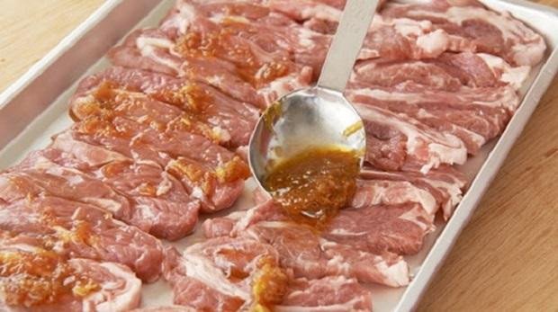 Thịt cừu được ướp đều với sốt Jingisukan Nhật Bản thơm ngon