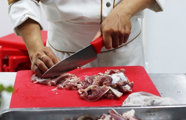 Thịt dê đã thái lát mỏng và sơ chế