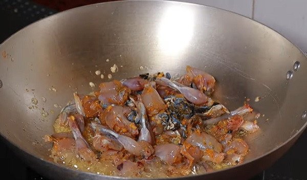 Thịt ếch xào săn trên chảo lớn