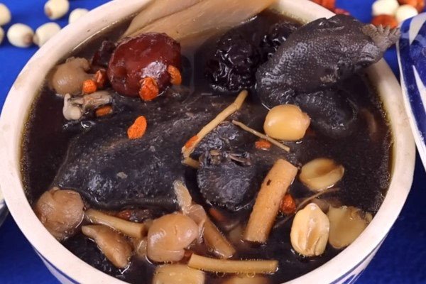 Thịt gà ác tiềm thuốc bắc đã hoàn thành, sẵn sàng thưởng thức