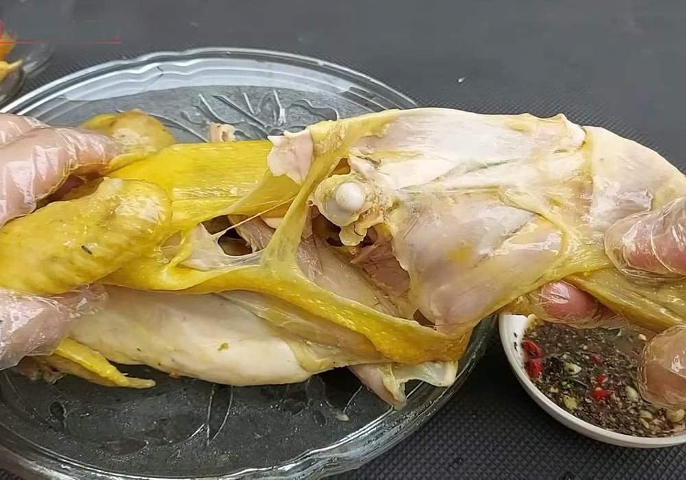Thịt gà đã luộc chín và xé sợi sẵn sàng cho món nộm gà