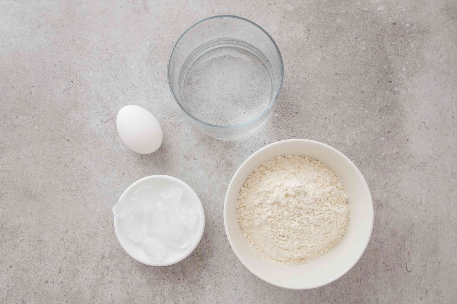 Thịt gà đang được tẩm bột chiên giòn để làm Gà Karaage