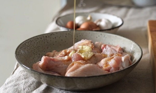 Thịt gà được tẩm ướp đậm đà gia vị