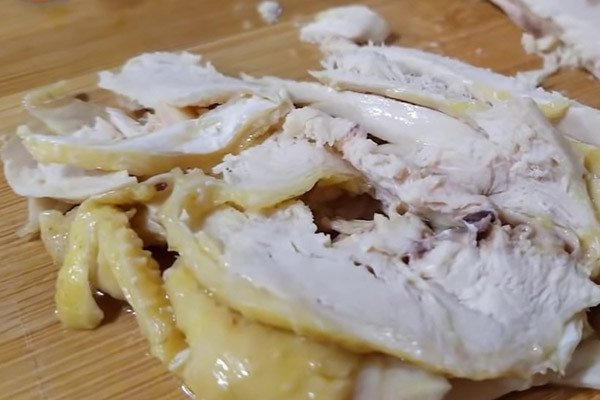thịt gà luộc thái sợi cho bún thang