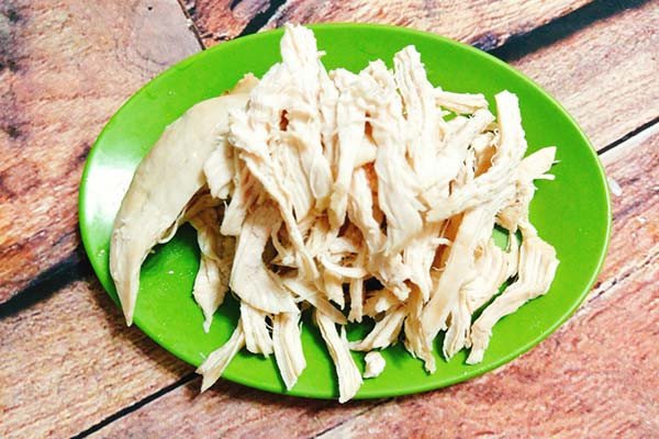 Thịt gà luộc xé sợi chuẩn bị cho món gỏi gà bắp cải