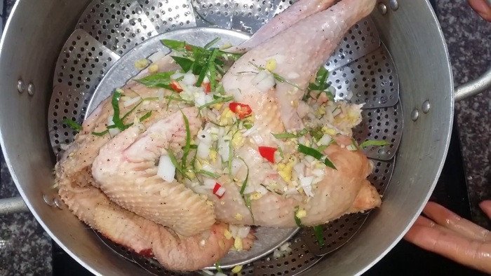 Thịt gà rửa sạch, sau đó ướp cùng hỗn hợp gia vị và lá chanh băm nhuyễn