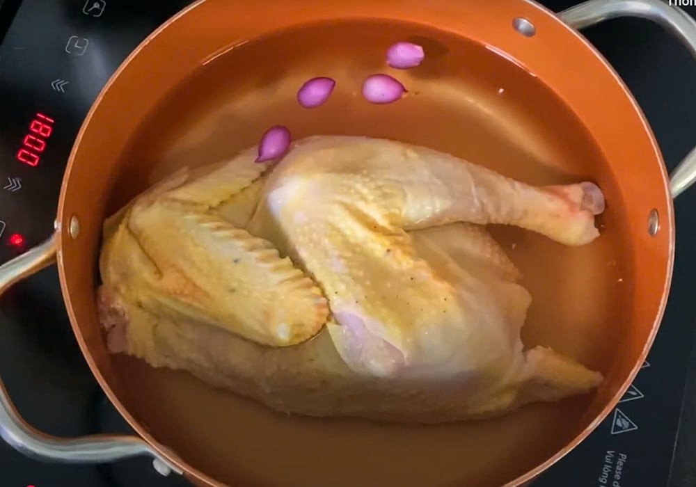 Thịt gà ta luộc chín tới để làm gỏi gà rau càng cua