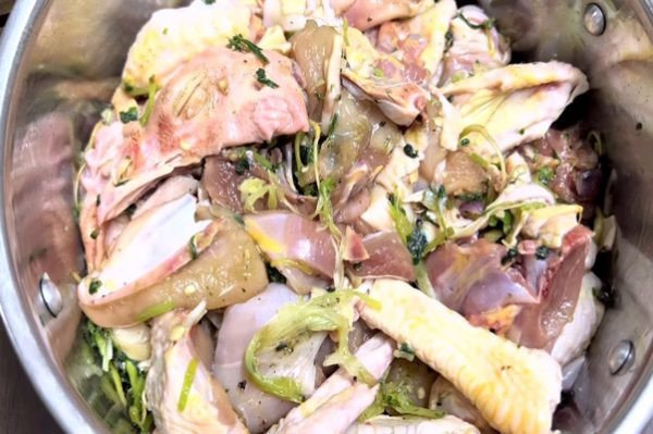 Khám Phá Lẩu Gà Lá É: Công Thức Nấu Chuẩn Vị Đặc Sản Tuyệt Hảo Thịt gà tươi đang được ướp với gia vị và lá é chuẩn bị cho món lẩu gà lá é