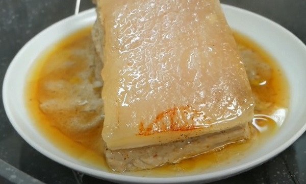 Thịt heo được hấp chín đều chuẩn bị cho công đoạn quay