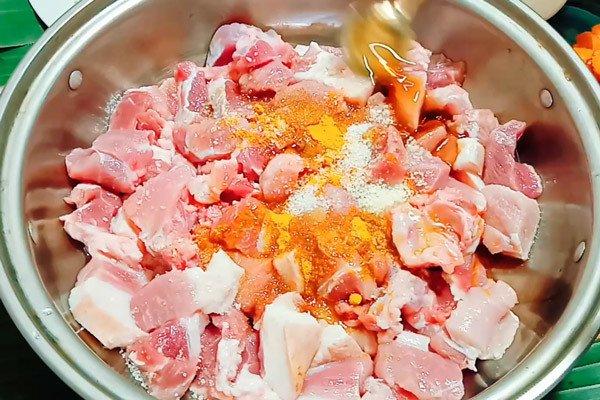 Thịt heo được ướp kỹ lưỡng với gia vị và nghệ tươi trước khi kho