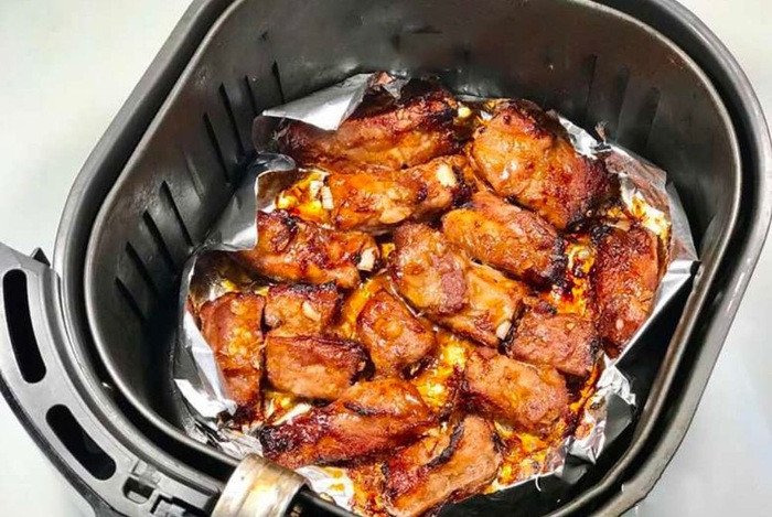 Thịt heo nướng mật ong sau khi hoàn thành bằng nồi chiên không dầu có màu vàng cánh gián bắt mắt và vị ngọt dịu thơm ngon