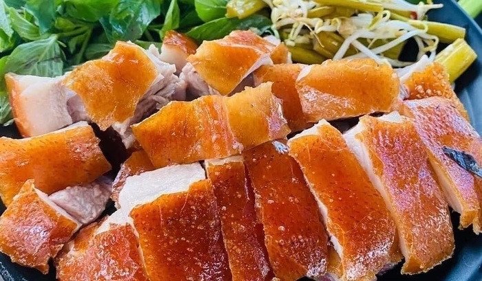 Thịt heo quay Lạng Sơn có lớp da vàng bóng đẹp mắt, thơm mùi mắc mật hấp dẫn