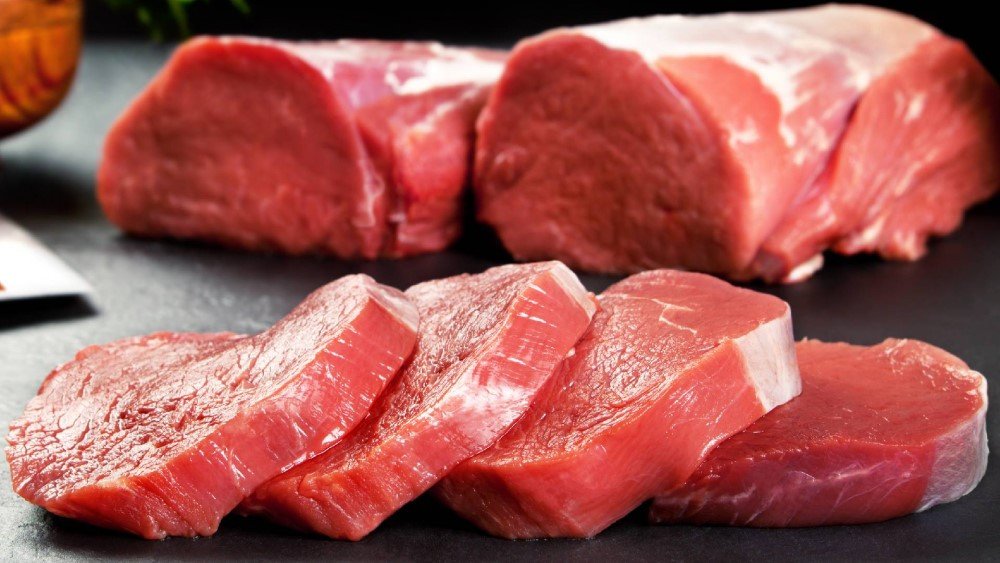 Thịt heo thăn nạc tươi ngon đang được sơ chế và cắt thành miếng để chuẩn bị làm ruốc.