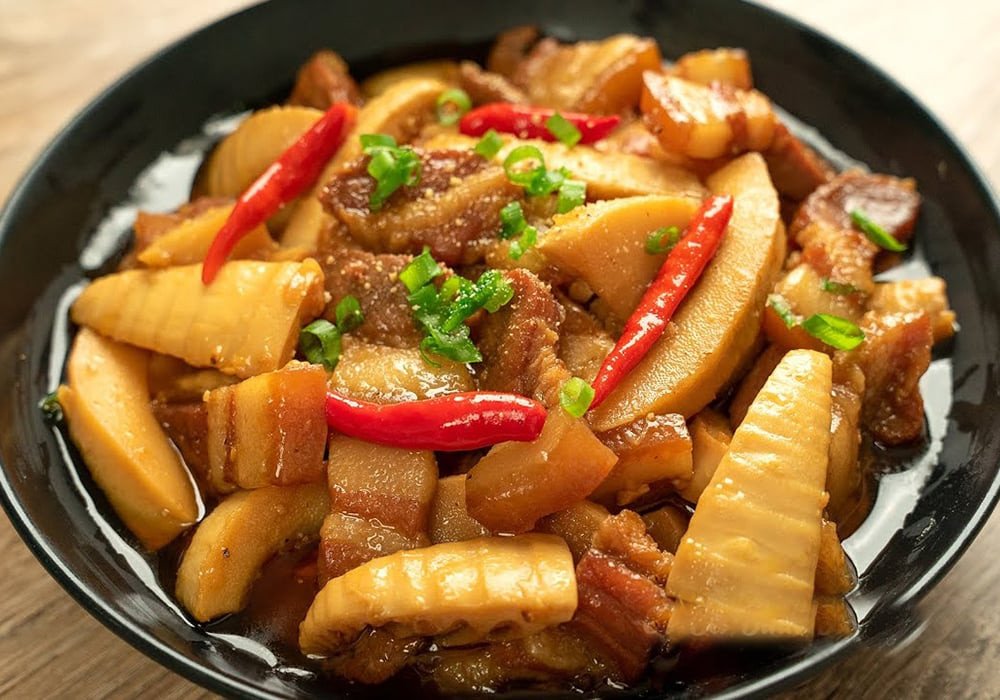 Thịt kho măng giòn ngon, nước kho sánh