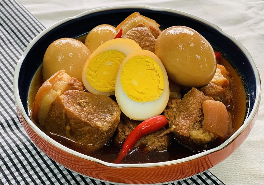 Khám Phá Hương Vị Việt Với Các Món Thịt Kho Đậm Đà Thịt kho tàu truyền thống với trứng, màu cánh gián đẹp mắt