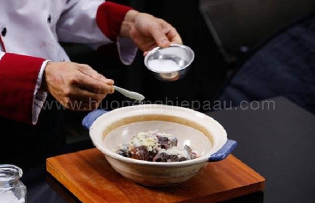 Thịt lươn đã sơ chế được ướp cùng gia vị chuẩn bị chế biến món lươn um lá nhàu