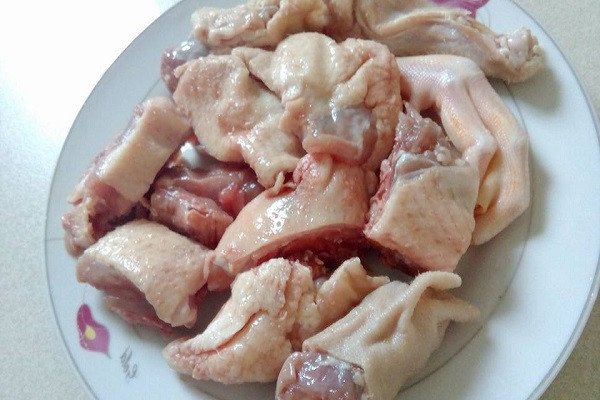 thịt ngan đã sơ chế sẵn cho món ngan xào sả ớt