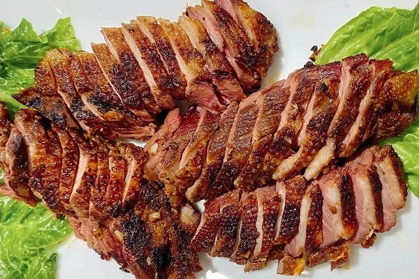 Bí Quyết Chế Biến Món Ngỗng Thơm Ngon Chuẩn Vị Thịt ngỗng tươi đang được sơ chế chuẩn bị nấu ăn