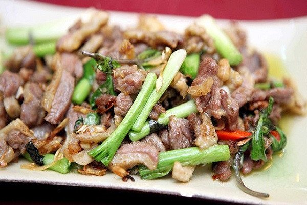 Thịt ngỗng xào lăn vàng ươm trên đĩa cùng rau thơm