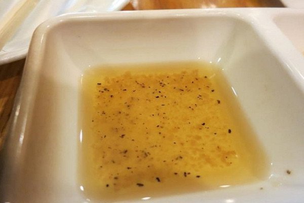 Thịt nướng được chấm với muối rang dầu mè cũng rất tuyệt vời, tăng thêm hương vị