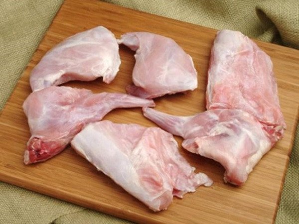 thịt thỏ đã làm sạch và thái miếng chuẩn bị nấu giả cầy