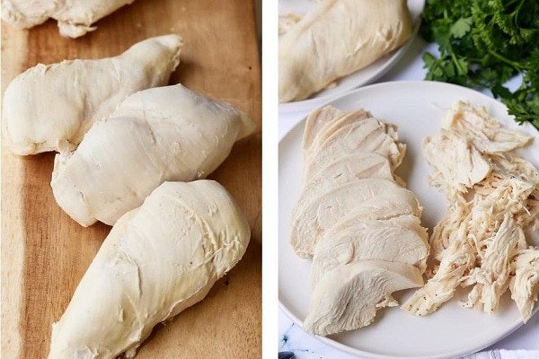 Thịt ức gà luộc xé sợi chuẩn bị cho món súp gà ngô nấm