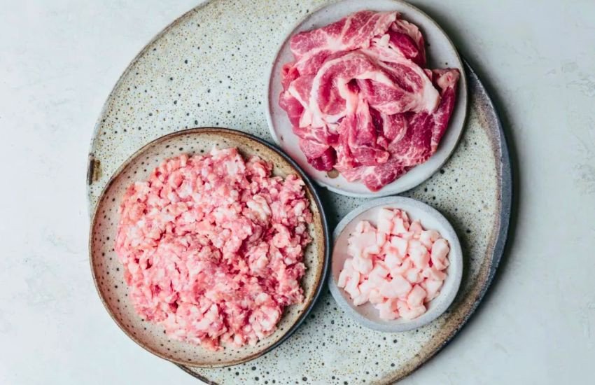 Thịt viên nướng và thịt miếng ướp gia vị đậm đà