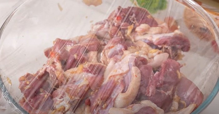 Thịt vịt cần ướp ít nhất 1-2 tiếng để thấm gia vị