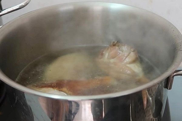 Thịt vịt chiên vàng được chần qua nước sôi giúp loại bỏ dầu thừa và làm món mì vịt tiềm thanh hơn