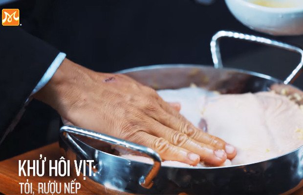 Thịt vịt đã được làm sạch và thoa rượu gừng tỏi để khử mùi, chuẩn bị cho món lẩu vịt lá tía tô thơm ngon