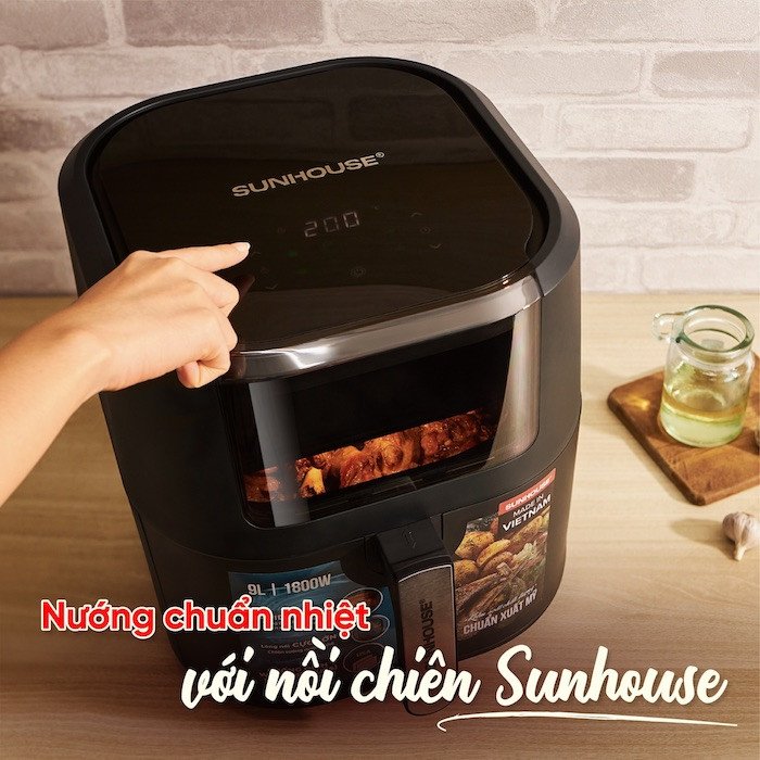 Thịt vịt nướng lá mắc mật đang trong quá trình nướng bằng nồi chiên không dầu