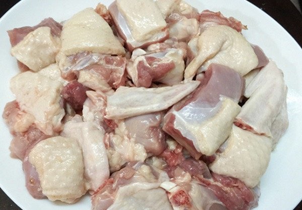 thịt vịt tươi ngon đã được sơ chế sạch sẽ cho món lẩu vịt om sấu