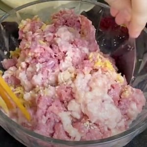 Thịt vịt xào thơm lừng trong chảo để làm nhân bánh xèo