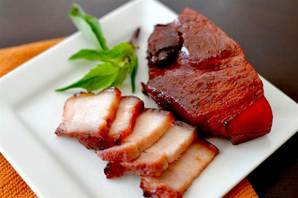 Thịt xá xíu thái lát chuẩn bị cho món xôi bát bửu thơm ngon