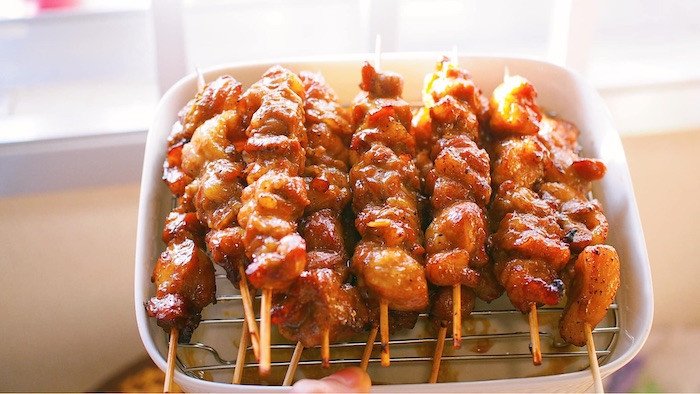Thịt xiên nướng bằng nồi chiên không dầu thành phẩm vàng óng, thơm lừng