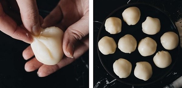 Thợ làm bánh khéo léo bọc nhân vào vỏ bánh dẻo truyền thống