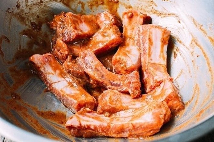 Thoa đều sốt lên sườn để ướp sườn nướng mật ong thấm gia vị