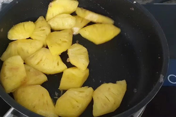 Thơm xào cùng đường và muối, chuẩn bị cho món sườn non chay kho thơm