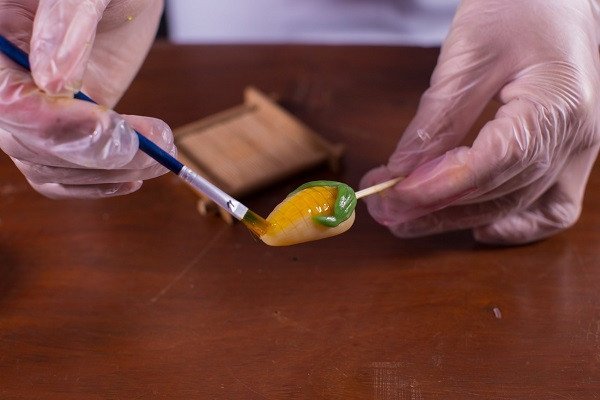 Thủ công tỉ mỉ trong quá trình tạo hình bánh đậu xanh trái cây