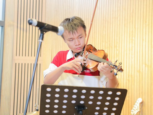 Thực hành chơi đàn Violin đều đặn rèn luyện tính kiên trì và kỷ luật cao