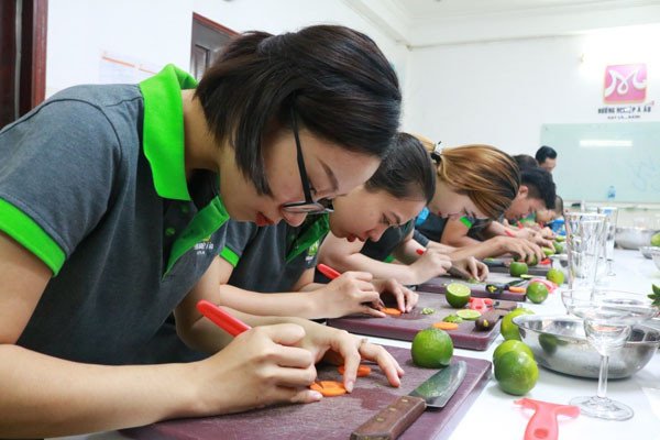 Thực hành kỹ thuật cắt tỉa cà rốt tạo hình bông hoa đẹp mắt